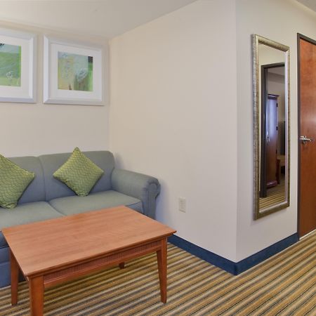 Holiday Inn Express Hotel & Suites Fredericksburg By Ihg Exterior photo