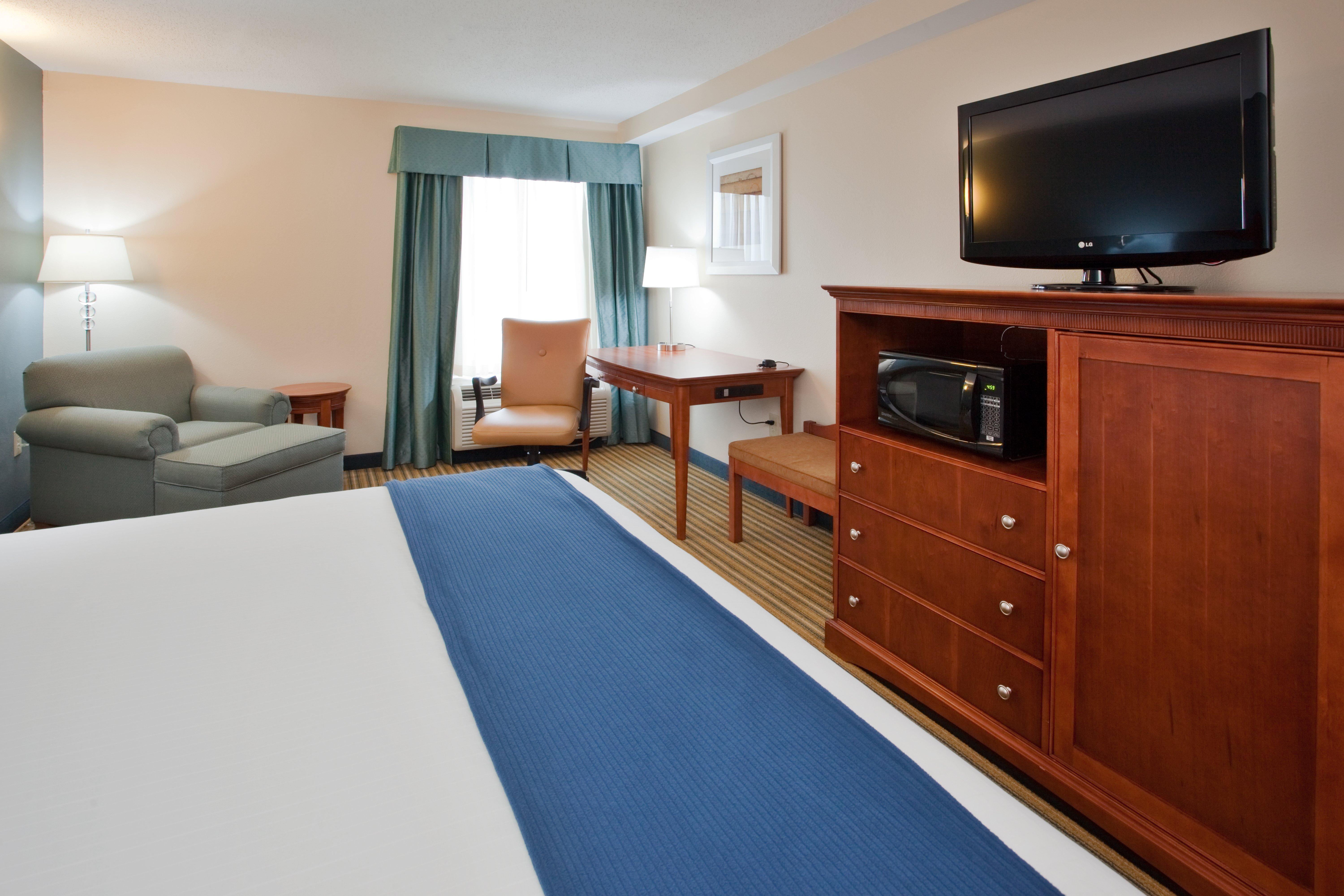 Holiday Inn Express Hotel & Suites Fredericksburg By Ihg Exterior photo