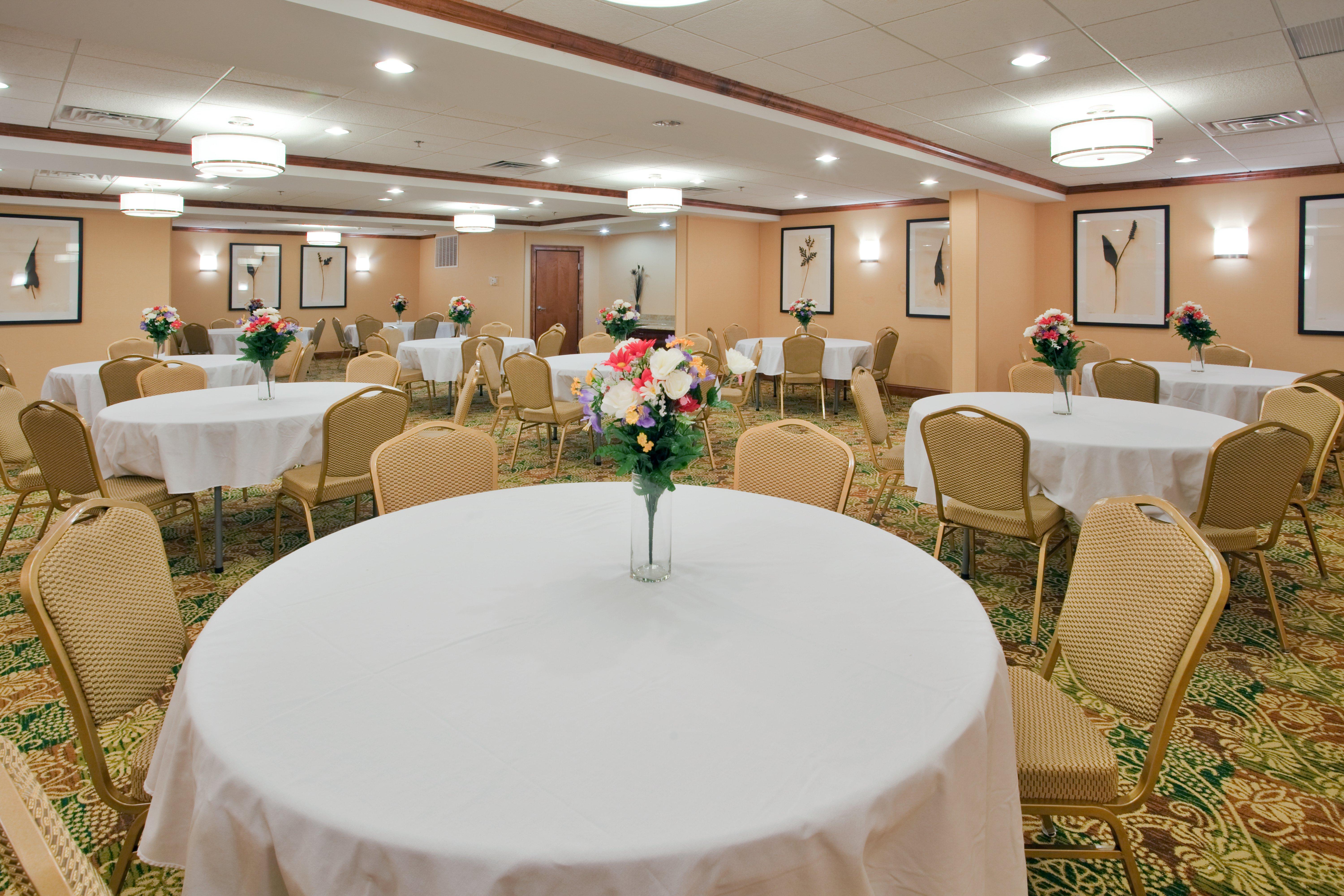 Holiday Inn Express Hotel & Suites Fredericksburg By Ihg Exterior photo