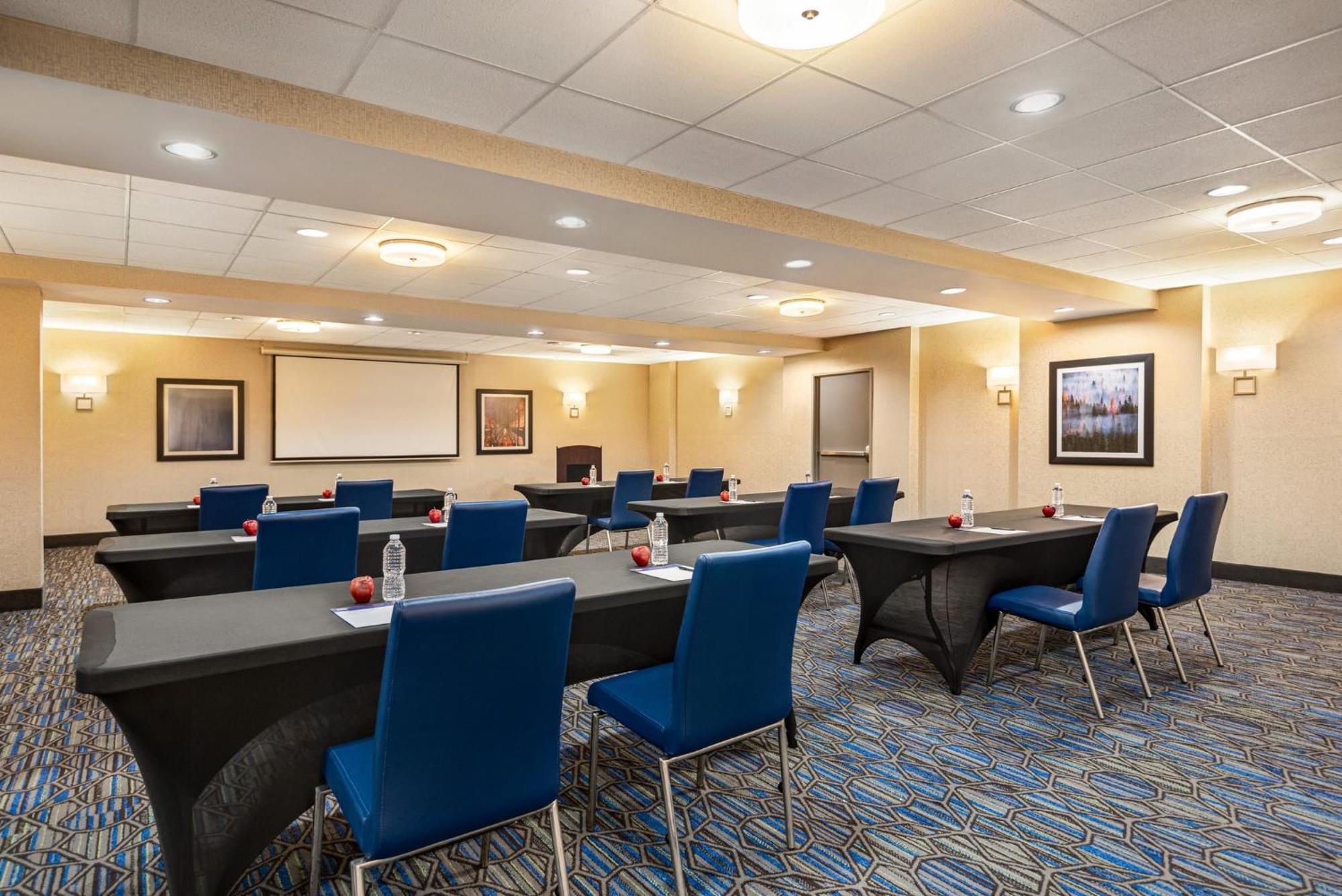Holiday Inn Express Hotel & Suites Fredericksburg By Ihg Exterior photo