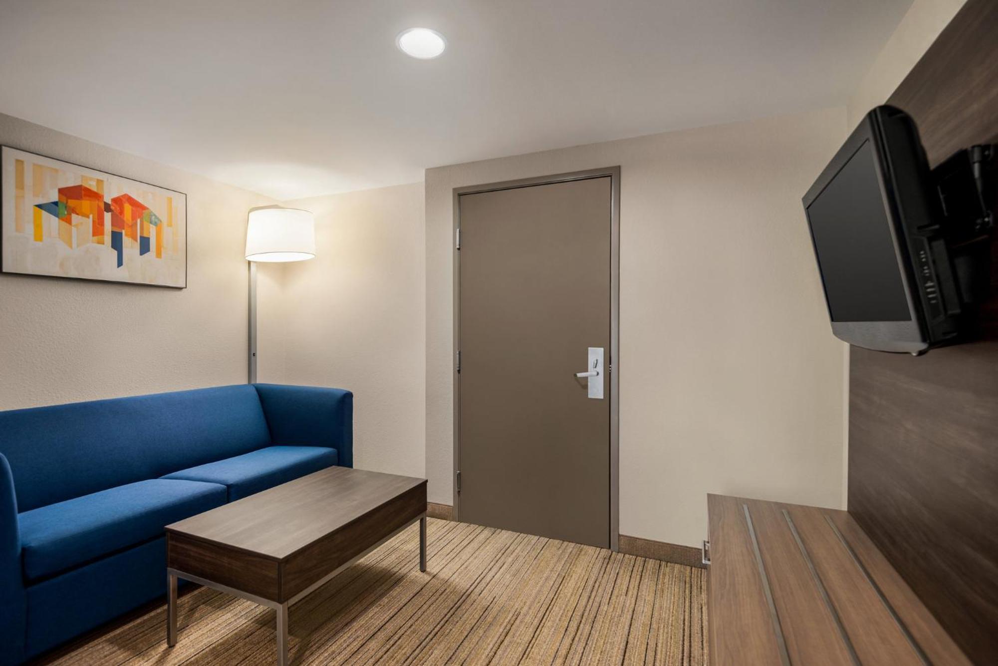 Holiday Inn Express Hotel & Suites Fredericksburg By Ihg Exterior photo