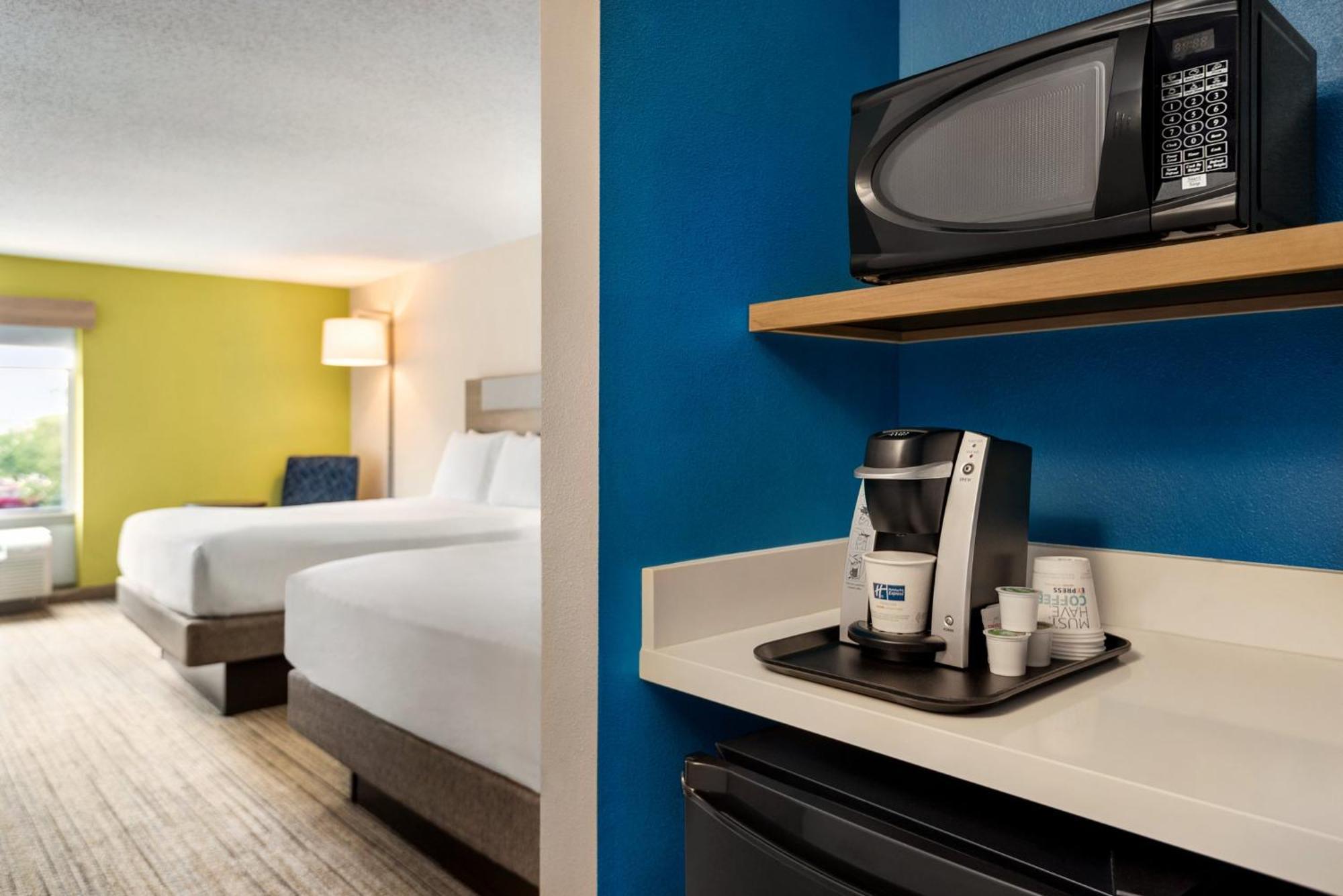 Holiday Inn Express Hotel & Suites Fredericksburg By Ihg Exterior photo