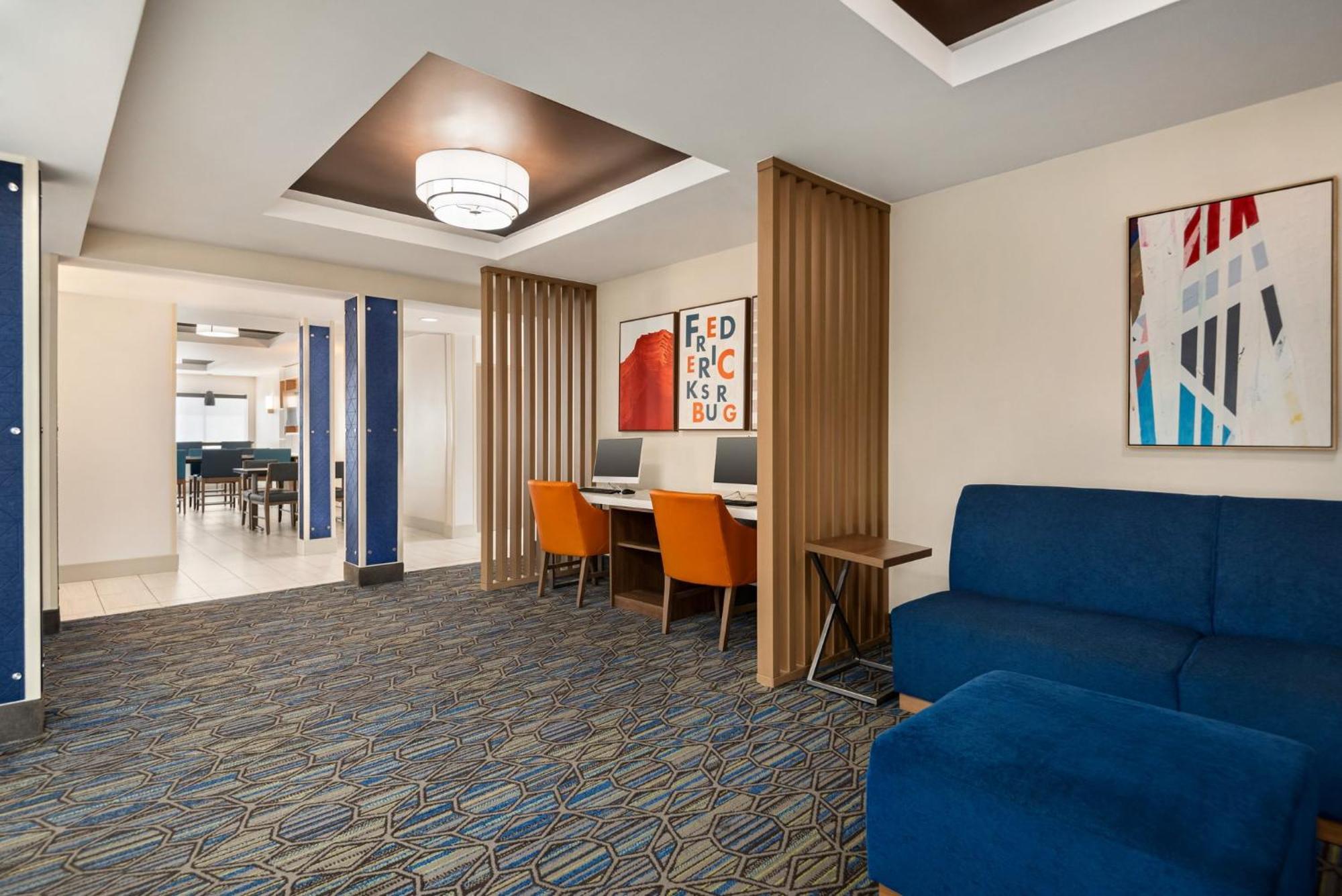 Holiday Inn Express Hotel & Suites Fredericksburg By Ihg Exterior photo