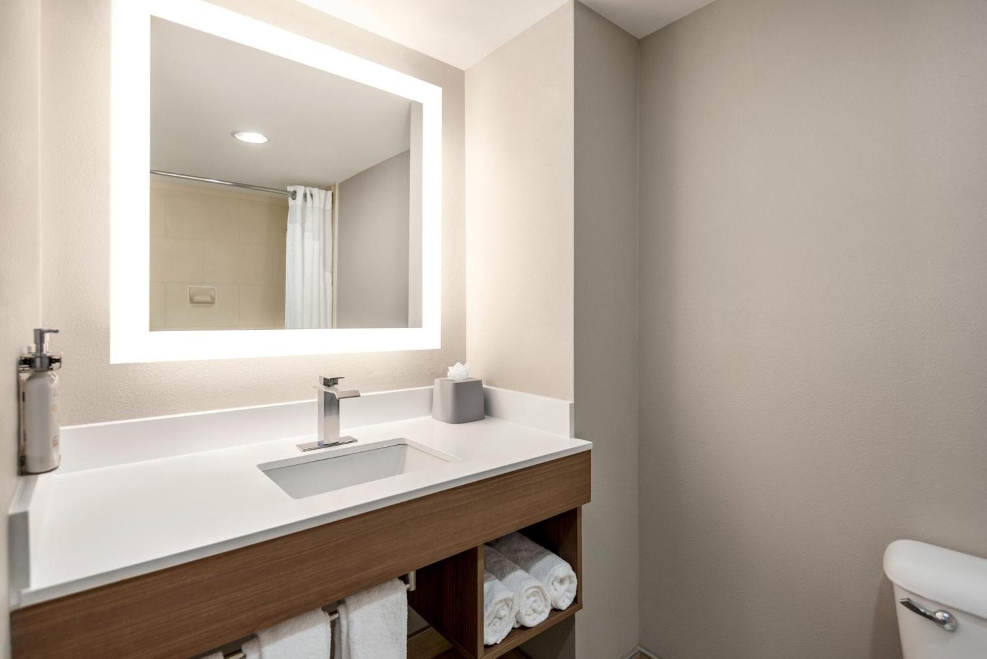 Holiday Inn Express Hotel & Suites Fredericksburg By Ihg Exterior photo