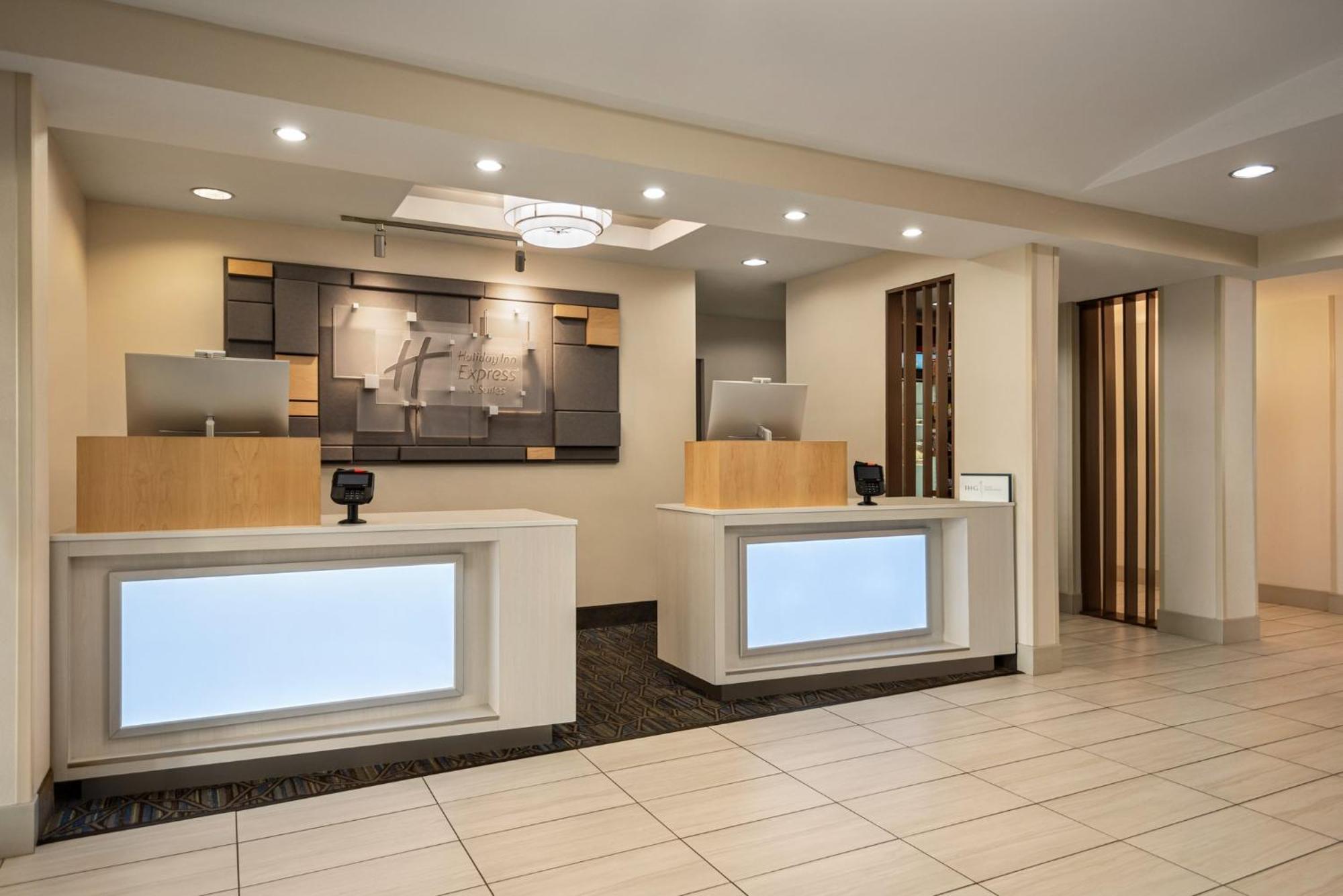 Holiday Inn Express Hotel & Suites Fredericksburg By Ihg Exterior photo