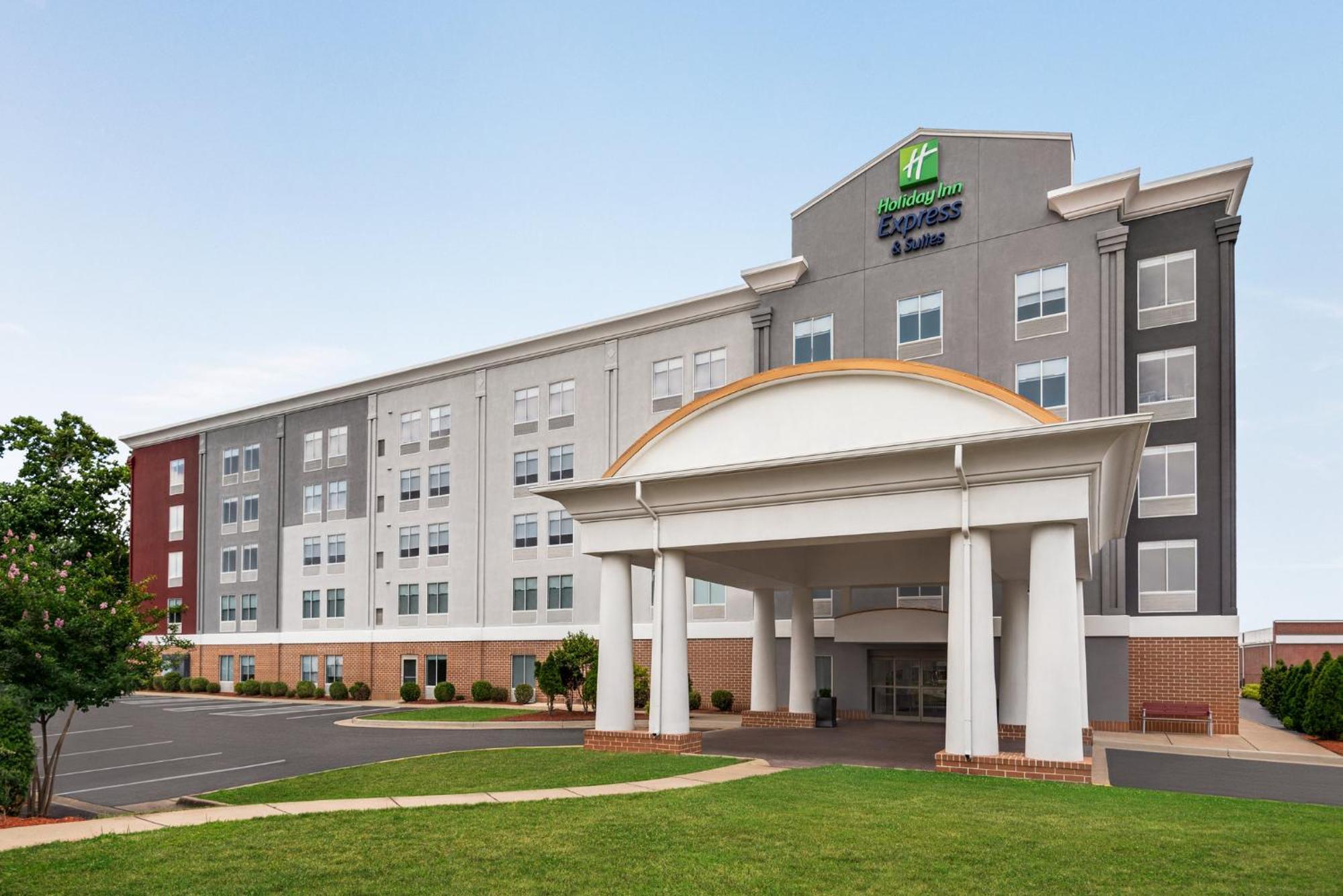 Holiday Inn Express Hotel & Suites Fredericksburg By Ihg Exterior photo