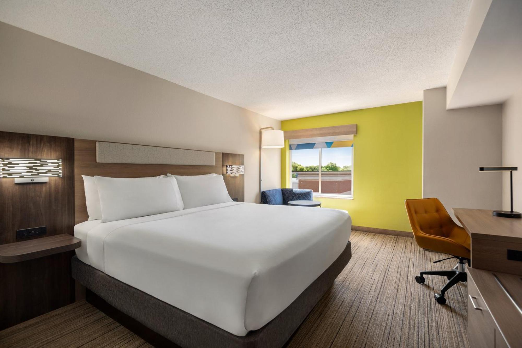 Holiday Inn Express Hotel & Suites Fredericksburg By Ihg Exterior photo
