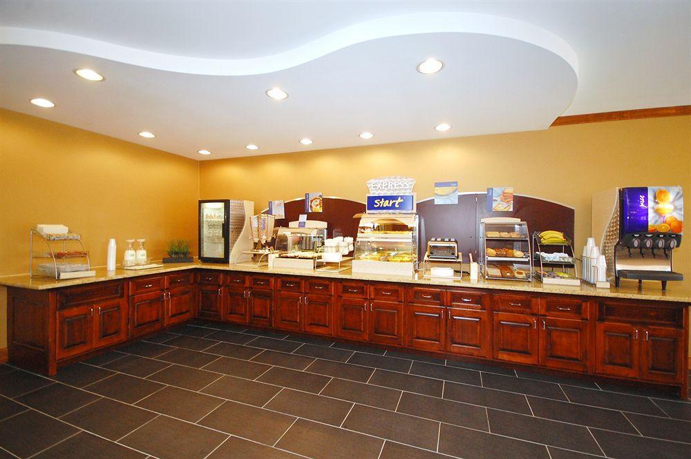 Holiday Inn Express Hotel & Suites Fredericksburg By Ihg Exterior photo