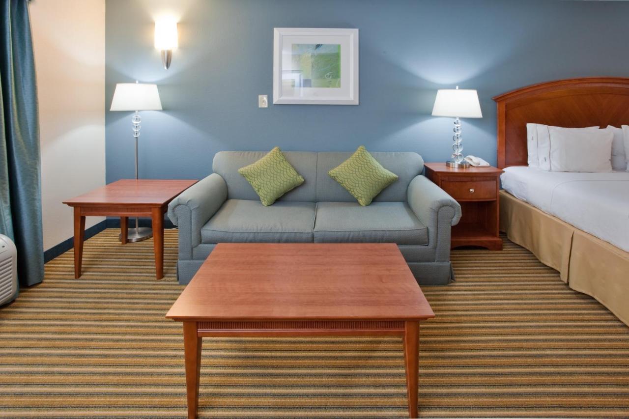 Holiday Inn Express Hotel & Suites Fredericksburg By Ihg Exterior photo